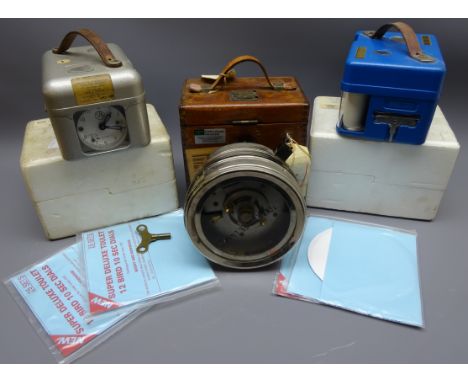 Pigeon racing time clock "Toulet Impertor" chrome case with fitted oak carry case &amp; four sets of paper dials and two 1980
