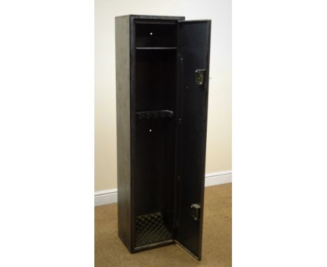 Metal gun cabinet, a hinged door enclosing single shelf and six space gun rest, two locks, single key, W36cm, H153cm, D27cm