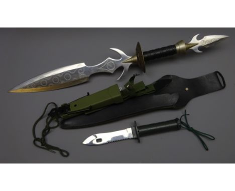 Parachute Regt. type knife 13.5cm sawback blade marked Survivor, ribbed metal handle with compass screw top, in composition s