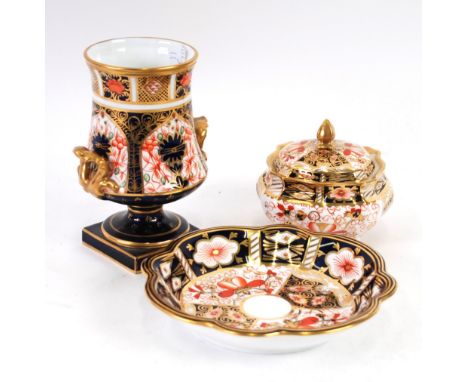 THREE PIECES OF ROYAL CROWN DERBY JAPAN PATTERN CHINA comprising a two handled pedestal urn pattern vase with square base, 5"