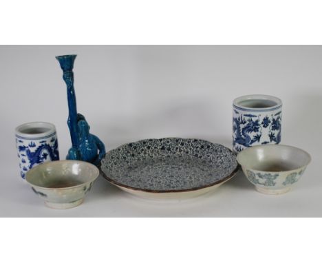 COLLECTION OF SIX PIECES OF ORIENTAL PORCELAIN comprising two blue and white 'Cargo' bowls, a modern Japanese blue and white 