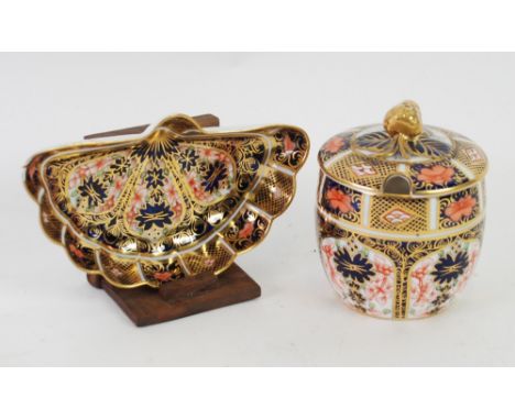 TWO PIECES OF ROYAL CROWN DERBY JAPAN PATTERN CHINA pattern no 1128 comprising a barrel shaped preserve jar with fruit finial