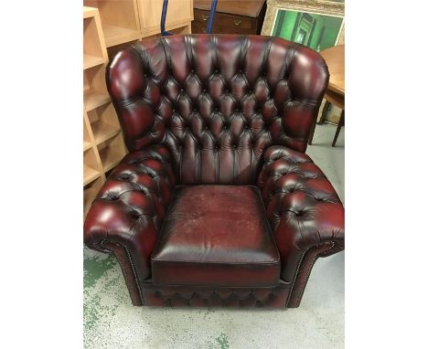 A leather button back tub chair