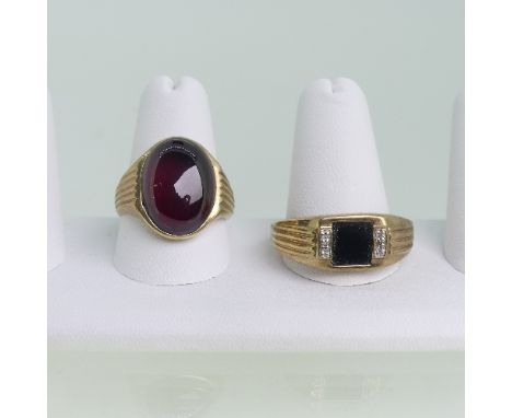 A 9ct yellow gold Gentleman's Signet Ring, set with on oval cabochon rhodolite garnet and with reeded shoulders, Size R, toge