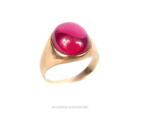 A 9 ct yellow gold and red cabochon stone ring (Size: H 1/2)