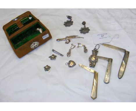 Three silver and Mother-of-Pearl knives, together with other silver jewellery 