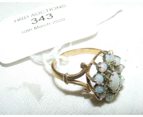 A lady's oval opal ring in 9ct gold setting 