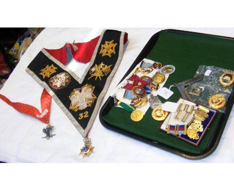 A tray of Masonic medals including a 9 carat gold Chapter clasp, sash, etc. 