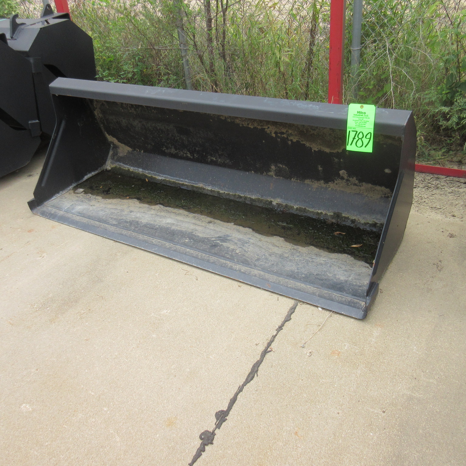 Massey Ferguson Model 7114702 84'' Pin Type Loader Bucket Attachment