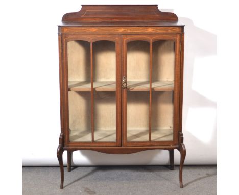 Edwardian mahogany china cabinet, raised back, boxwood stringing, two glazed doors enclosing a shelf, cabriole legs, width 85