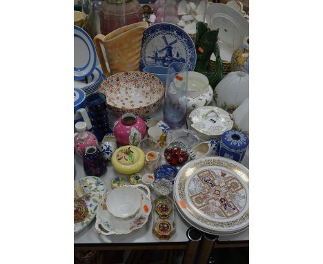A QUANTITY OF CERAMICS AND GLASSWARE, including a Wedgwood blue glass candlestick, Crown Devon toast rack, a Mintons Victoria