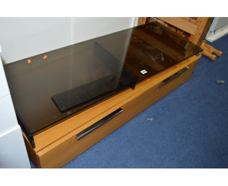 A MODERN OAK EFFECT TV STAND, with glass shelf above (sd)