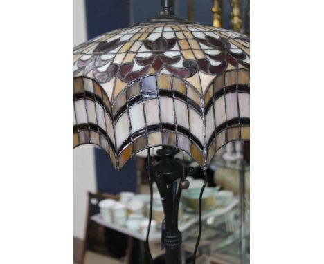 STANDARD LAMP WITH LARGE TIFFANY-STYLE SHADE
157cm high