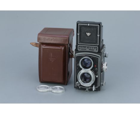 A Rollei Rolleicord Va TLR Camera,serial no. 1594572, with Schneider Xenar f/3.5 75mm lens, body, G-VG, lens, G, some light c