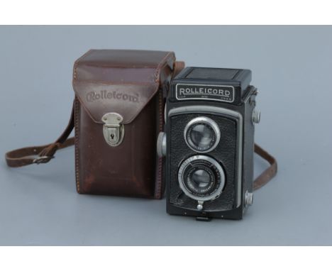 A Rollei Rolleicord Ia TLR Camera,black, serial no. 681150, with Carl Zeiss Jena Triotar f/4.5 75mm lens, body, G, shutter wo