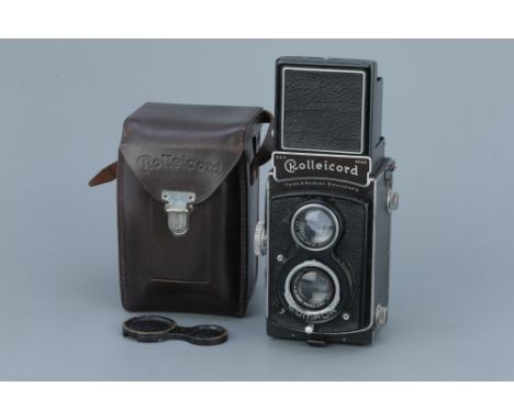 A Rollei Rolleicord II Type II TLR Camera,serial no. 2123622, with Carl Zeiss Jena Triotar f/3.5 75mm lens, body, F-G, shutte