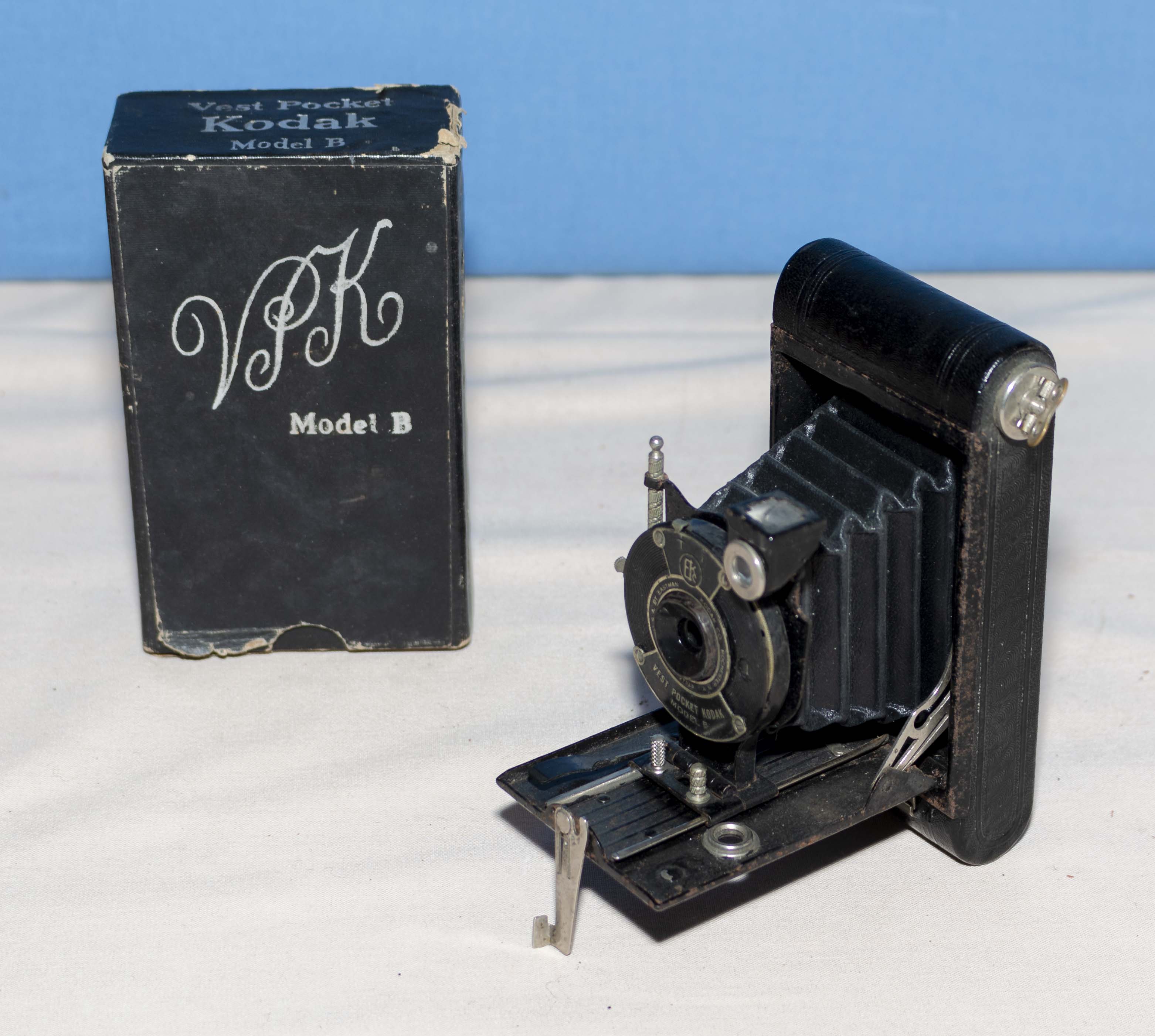Vintage Kodak Vest Pocket model B folding camera with original box