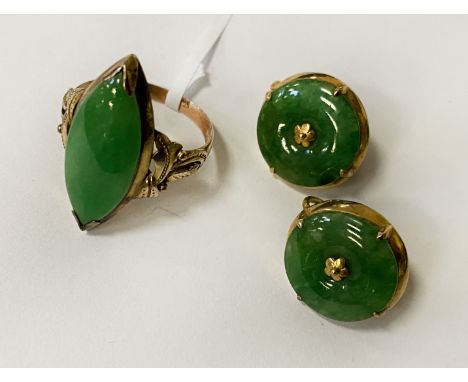 22CT GOLD JADE EARRINGS WITH A JADE RING - SIZE M