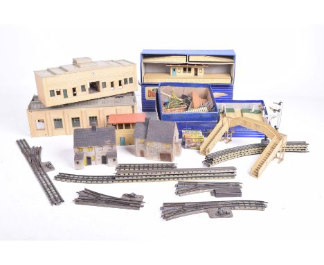 A quantity of Hornby Dublo and other accessoriesIncluding boxed D1 island platform, D1 level crossing, D1 footbridge, unboxed