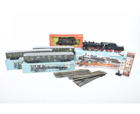 A quantity of '00' / 'H0' gauge railway itemsComprising a box Marklin P8 4-6-0 locomotive with eight wheel tender in black DB