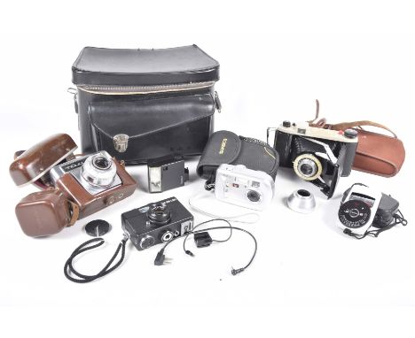 A Zeiss Ikon Promtormat-s camera, mid 20th CenturyComplete with leather case, further cameras to include Kodak Dakon Two Shut