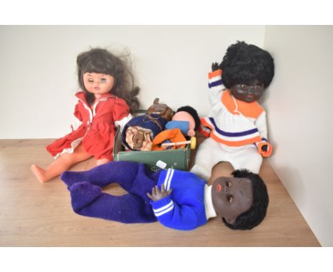 Three Pelham Puppet and similar Puppets along with four moderd Dolls
Damage to one puppet as image shows
Strings tangled