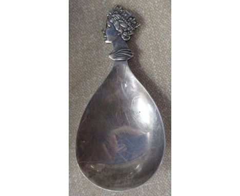 An A E Jones silver caddy spoon, the finial being a portrait of the Queen, Birmingham 1977