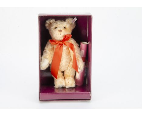 A Steiff limited edition for Hamleys Chester teddy bear,  748 of 2000, in original box with certificate, 1996 (box lid damage