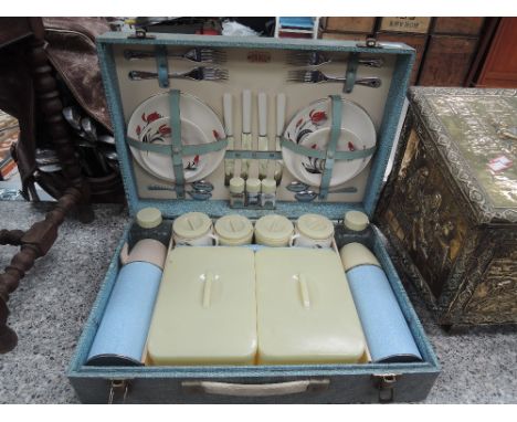 A vintage Sirram picnic set