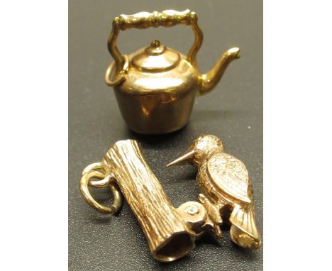 9ct gold hallmarked kettle charm and an articulated Woodpecker charm, 5.3g (2) 