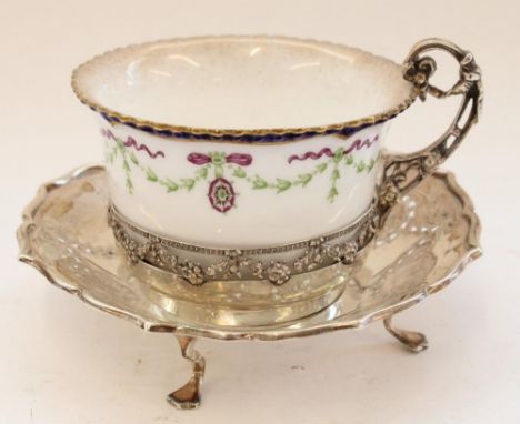 Ed.VII hallmarked silver and Royal Worcester porcelain demitasse cup and saucer, the cup holder decorated with reticulated fl