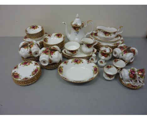 Comprehensive Royal Albert 'Old Country Roses' dinner, tea and coffee service - eight place settings  Condition Report Lackin