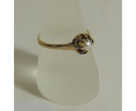 A ladies 18ct gold dress ring, set with a claw set central cultured pearl.  Size R.