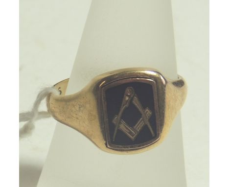 A Gents 9ct gold and enamelled, MASONIC swivel signet ring.  The central panel blue enamelled, with gold set square and compa