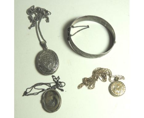 A 9ct gold curb link chain 4.9g approx with a rolled gold locket, a silver floral engraved bangle, an early 20th Century oval