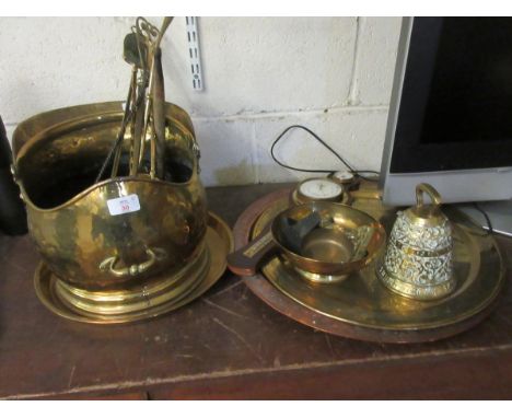 MIXED LOT OF BRASS WARES TO INCLUDE CHESTNUT ROASTERS, BRASS COAL HELMET, BELL, INDIAN TRAY ETC