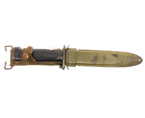 US M5 bayonet and scabbard, unmarked, with the later pattern grips with the step down on the checkering.32cm long 