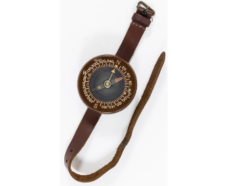 AMERICAN PARATROOPER'S WRIST COMPASSAn interesting piece of trusted WWII relic field gear, an original liquid-filled paratroo