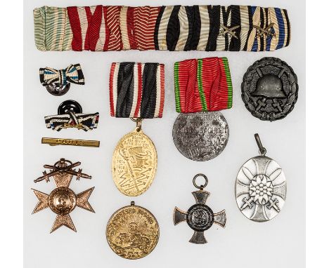 BAVARIAN AND GERMAN WORLD WAR I MEDAL GROUPGood lot of 11 items, includes 1918 Weihnachten Golden Wedding Commemoration medal