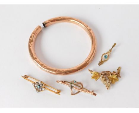 SCRAP GOLD ETC. Two 9ct. gold scrap bar brooches, two other unmarked bar brooches & a 9ct. rose gold cut bangle with metal co