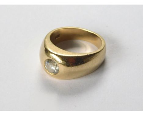 SOLITAIRE RING. An American 14k. gold ring, set a solitaire diamond of approx. 1ct. spread. Approx. 14.1g. Size R/S.  Please 