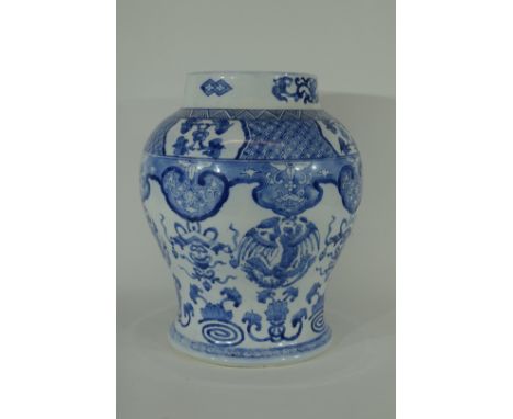 Large Chinese porcelain jar decorated with a blue and white design in Kangxi style, 33cm high