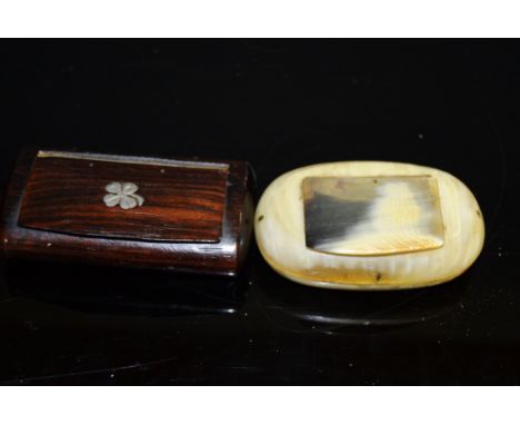 An early 20th century horn snuff box;  anther (2)