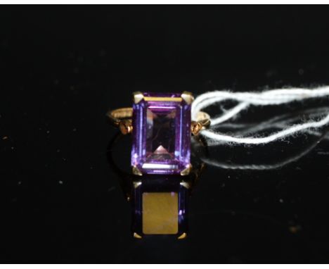 A 9ct gold and amethyst dress ring