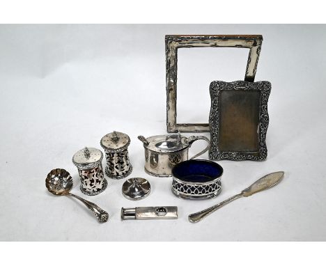 Various oddments of silver, including a matched pair of pierced pepperettes with cranberry and blue glass liners, oval mustar
