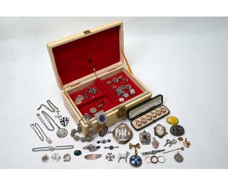 Jewel case including Victorian and later jewellery items - cameo brooches, silver brooches, 9ct stone set wedding band, ename