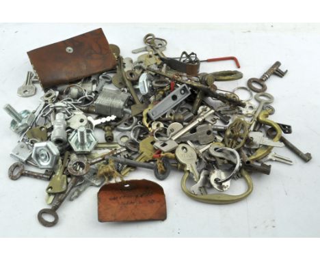 A quantity of assorted vintage keys
