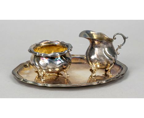 Sahne- und Zuckergefäß auf ovalem Tablett, Deutsch, 20. Jh., MZ: M. H. Wilkens &amp; Söhne, Bremen-Hemelingen, Silber 835/000