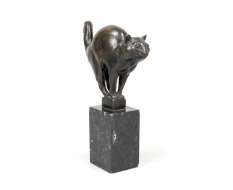 August Gaul (1869-1921), ''Katze'', Bronze, dunkelbraun patiniert, auf dem Stand sign. ''A. Gaul'' und Gießermarke ''Noack Be