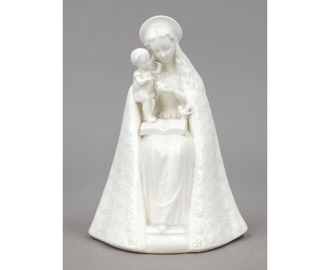Madonna mit Kind, Goebel, Oeslau, Hummelmarke, verso bez. M.I. Hummel. 1950er Jahre. Weiß glasiertes Feinsteingut, Modellnr. 